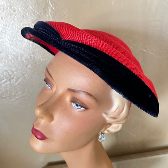 FESTIVE 1950s' RED STRAW PLATTER HAT WITH NAVY VELOUR EDGING